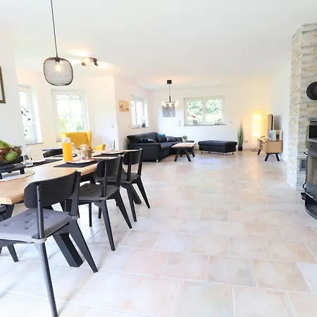Tatil Evi Flechtdorfer Waldblick - 130 Qm Grosses Und Grossem Grundstueck Und Bachlauf Und Terrasse Fuer 6 Gaeste